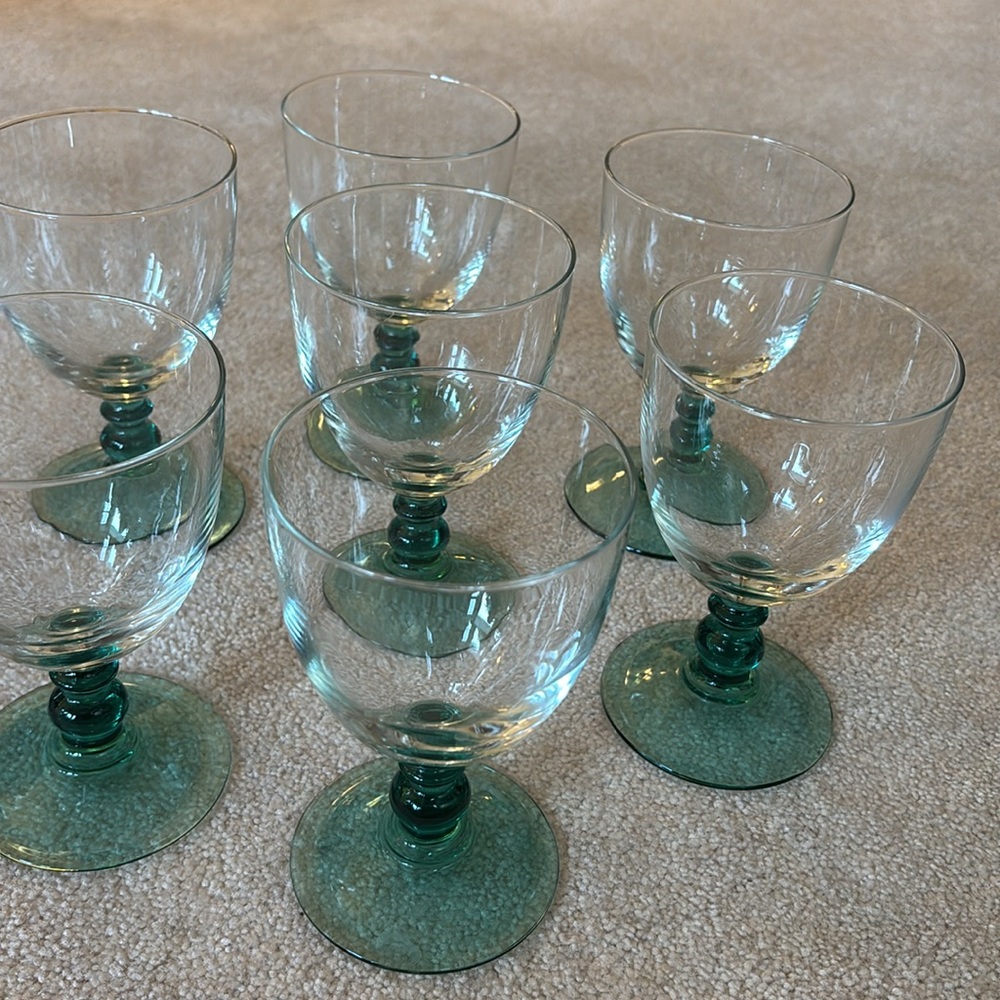 Set of 8 Green Stemmed Beverage Glasses - Picture 3 of 6